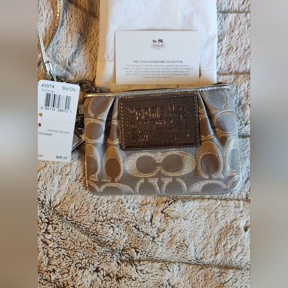 NWT Coach poppy wristlet - Picture 2 of 4